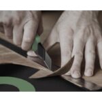 Технический нож "Home Series Green" Deli HT4018L ширина лезвия 18мм, эксклюзивный дизайн, корпус из высококачественного софттач пластика — изображение 3