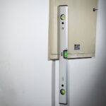 Строительный уровень Deli DL700600B 600мм, алюминиевый сплав, мягкие резиновые заглушки, магнит — изображение 7