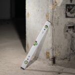 Строительный уровень Deli DL700600B 600мм, алюминиевый сплав, мягкие резиновые заглушки, магнит — изображение 10